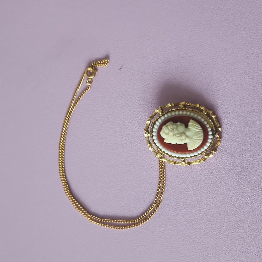 Vintage cameo pendant/brooch